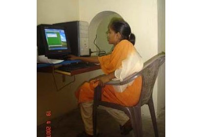 UNe jeune femme du village utilisant un des ordinateurs