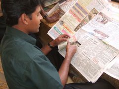 Jeyaseelan, de Praxis, sélectionne les articles dans la presse Tamoule.