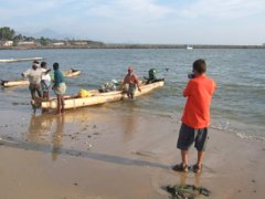 L'arrivée des Katumarans après la pêche matinale, à Chinamuttam