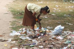 Récolte de déchets dans le village